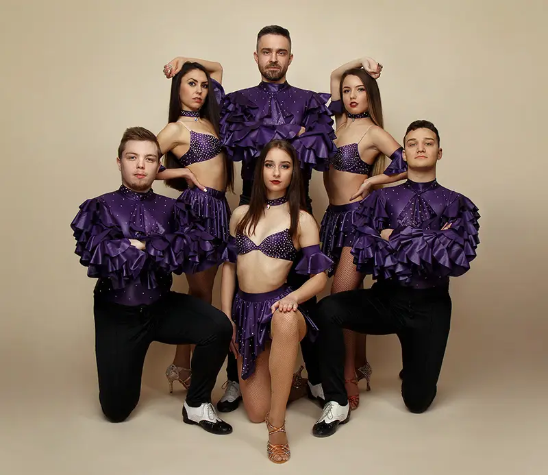 کلاب هاب رقص سالسا با لباس بنفش ، میخانه ها